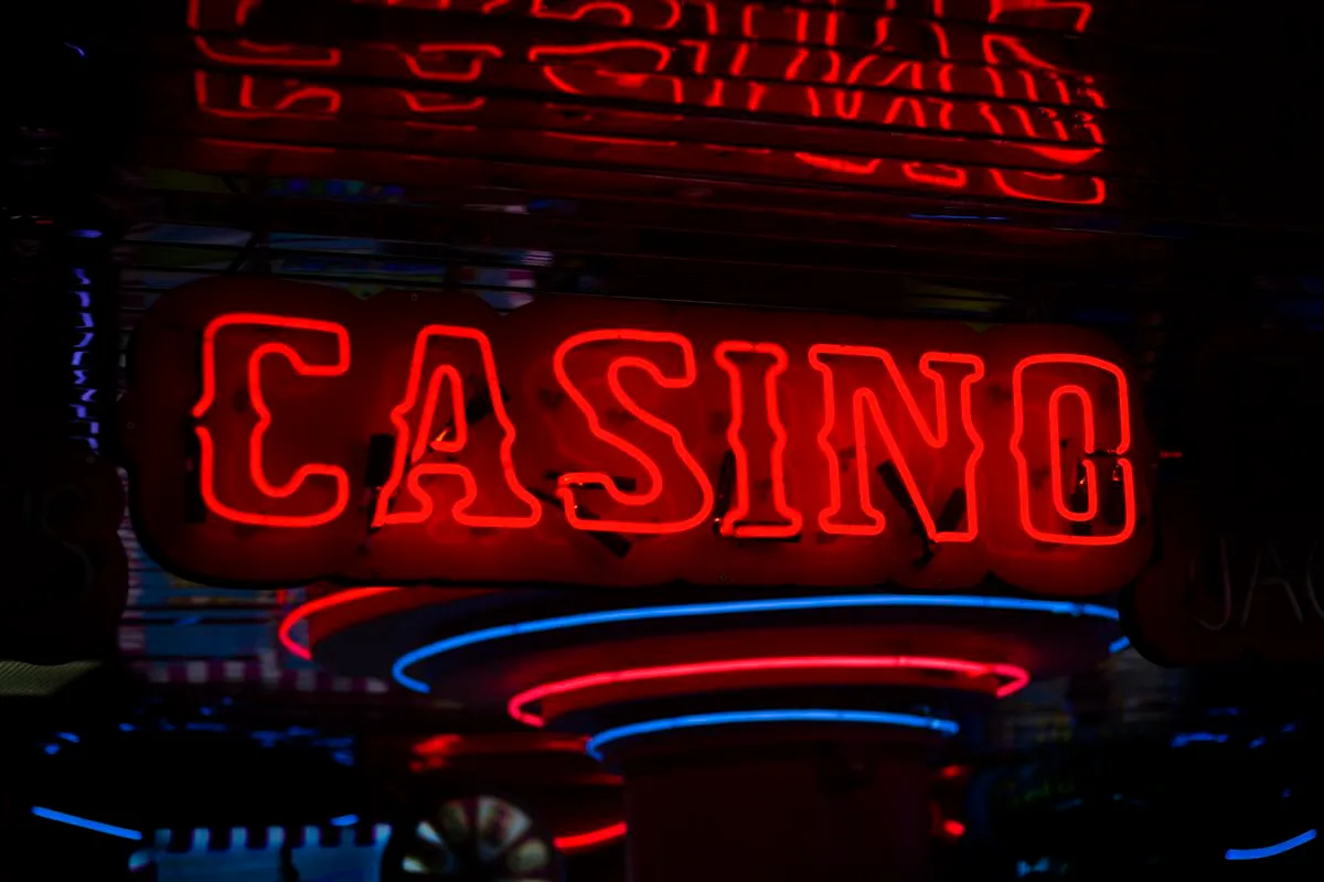 Svetlobni napis casino v večernem okolju